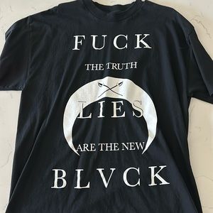 Black scale tee XL